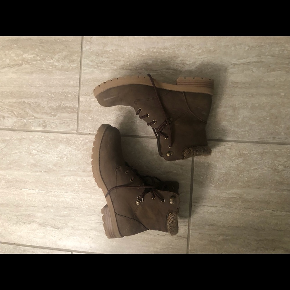 Brown Lace Up Combat Boots! Perfect for Fall🍁🍂 - Picture 2 of 6